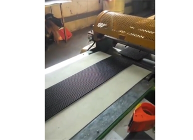 XJD-120x14D銷釘抽真空(排氣)冷喂料擠出機，擠出平板硫化機，橡膠注射機用的無氣泡預成型膠條。