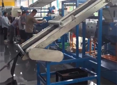 Φ220x14D銷釘抽真空(排氣)冷喂料擠出機—擠出無氣孔、高密實的膠板